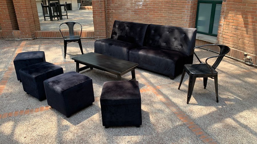 Sala lounge negra para eventos