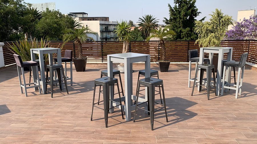 Terraza con mesas altas